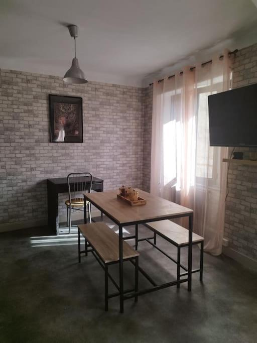 Jolie Maison De Bourg Tout Equipee 10Km D'Ambert Saint-Amant-Roche-Savine المظهر الخارجي الصورة