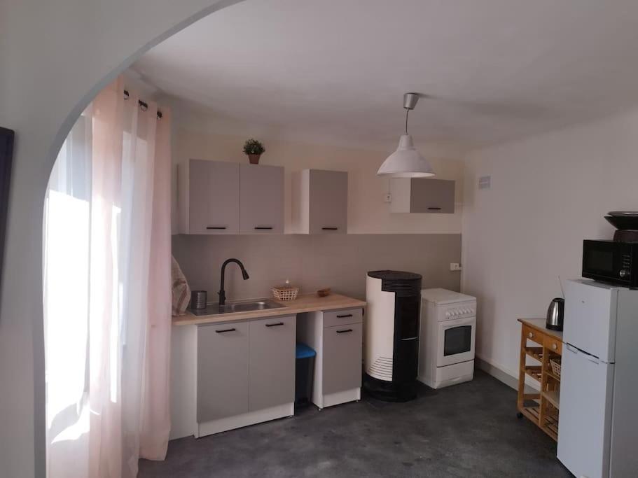 Jolie Maison De Bourg Tout Equipee 10Km D'Ambert Saint-Amant-Roche-Savine المظهر الخارجي الصورة