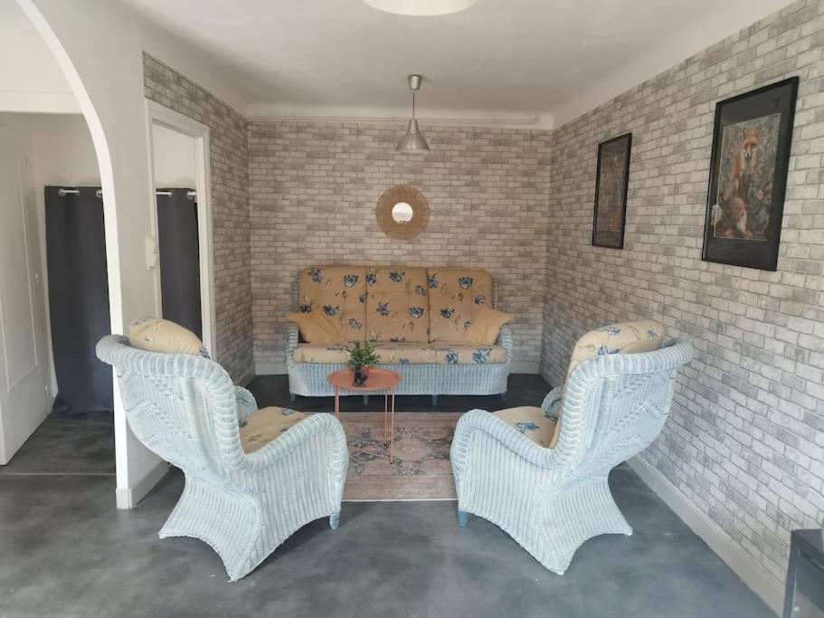 Jolie Maison De Bourg Tout Equipee 10Km D'Ambert Saint-Amant-Roche-Savine المظهر الخارجي الصورة