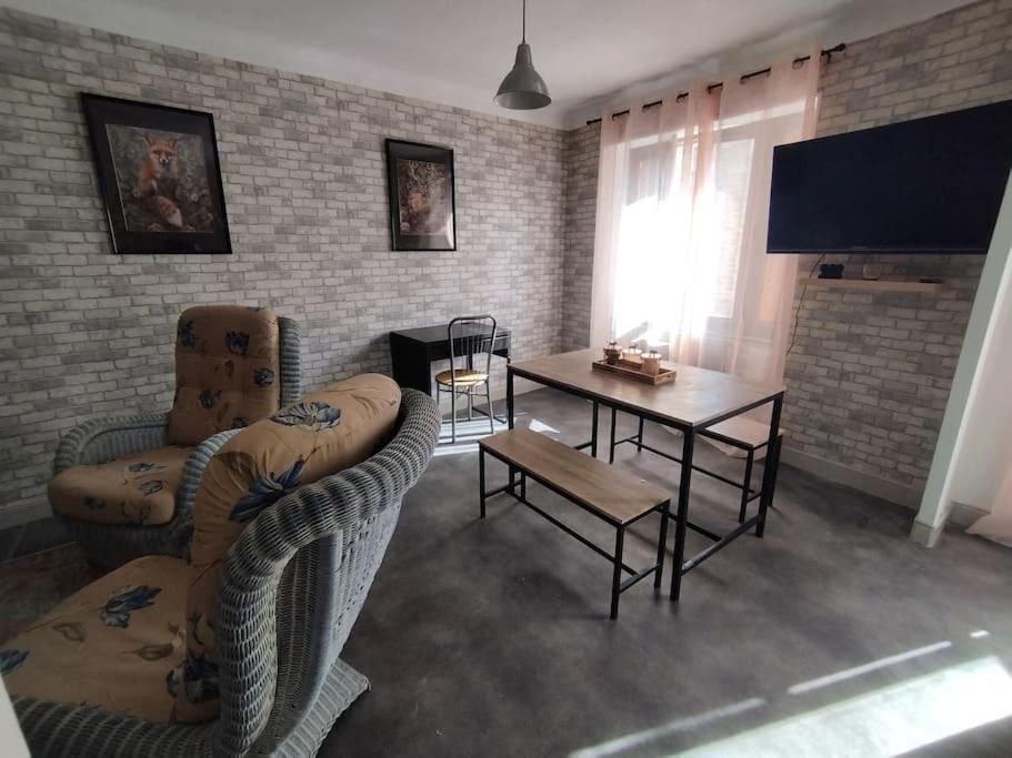 Jolie Maison De Bourg Tout Equipee 10Km D'Ambert Saint-Amant-Roche-Savine المظهر الخارجي الصورة
