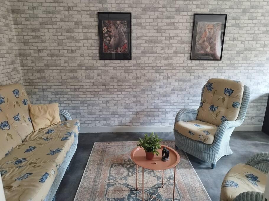 Jolie Maison De Bourg Tout Equipee 10Km D'Ambert Saint-Amant-Roche-Savine المظهر الخارجي الصورة